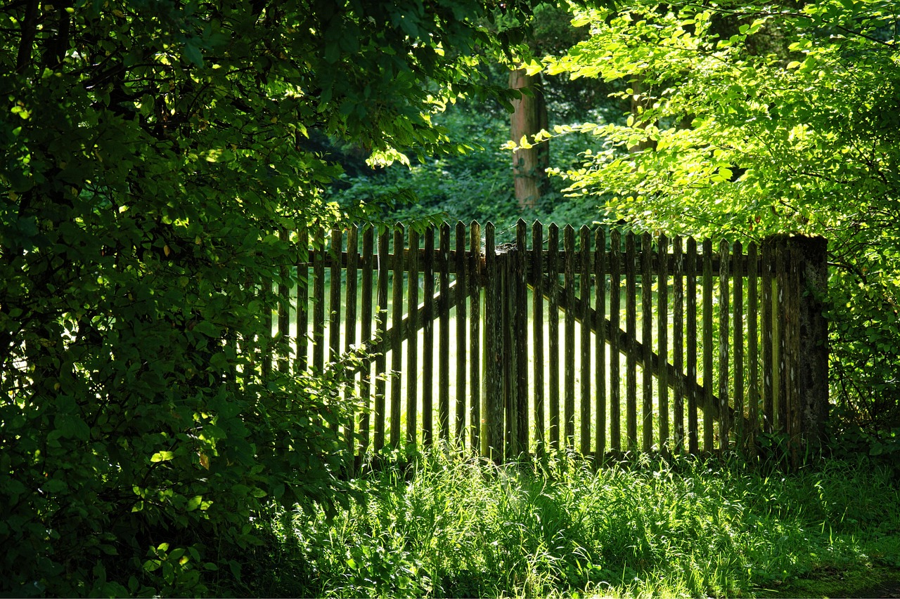 Mending Fences: The Craft and Culture of Boundary Keeping